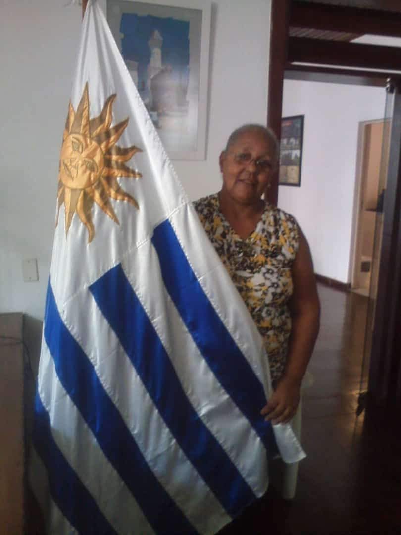 Rosaria com a bandeira do Uruguai, sua terra natal